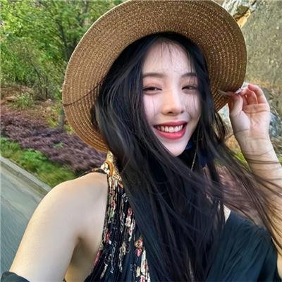 她行走于黑暗中